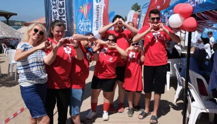 Kocaeli’de özel bireyler 30 Ağustos’u denizde kutladı