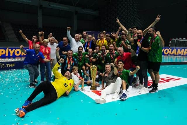 Hentbol Süper Kupa 2025 finalinde şampiyon Nilüfer Belediyespor