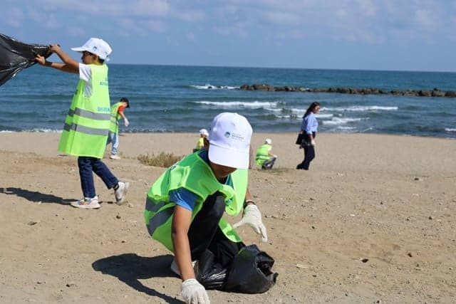 İsveç’te başlayan ‘plogging’ akımı Karasu Sahili’ne ulaştı