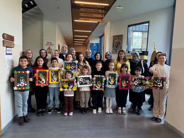 El yapımı resim ve el sanatları sergisi, çocukların yaratıcılığını gösteriyor.