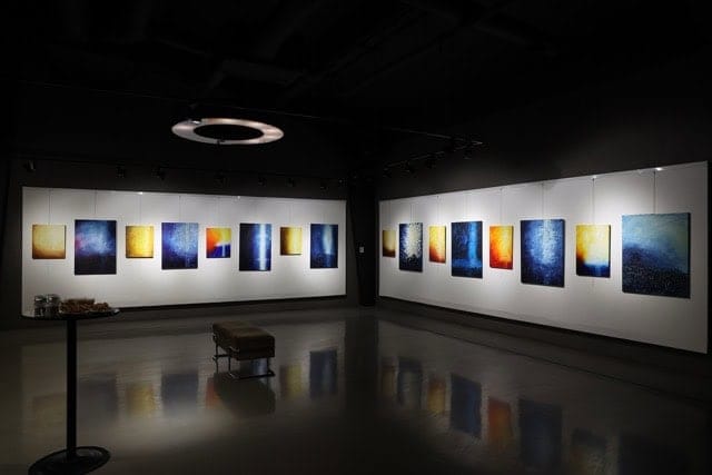 Sanat sergisi ve çağdaş eserler, modern galeri ortamında opti odaklı.