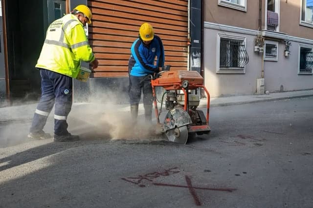 Yol tamiri ve asfalt çalışmaları yapan uzman ekipler, güvenli ve kaliteli yol onarımı sağlar.