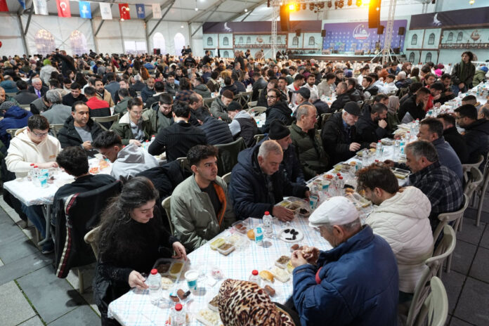 Kocaeli Büyükşehir Belediyesi'nin Ramazan Çadırı'nda İlk İftar Birlik ve Dayanışma İçinde Gerçekleşti