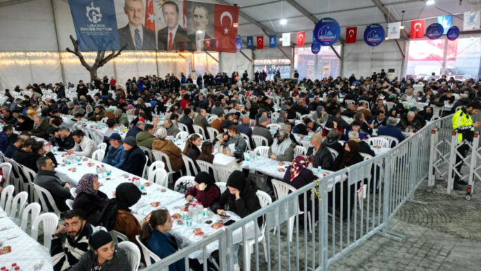 Gebze Kent Meydanı’nda Ramazan’ın İlk İftarı Dayanışma İçinde Gerçekleşti
