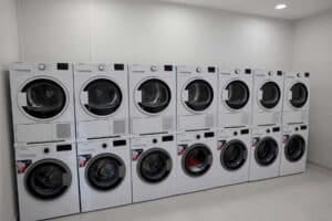 Öğrenci çamaşırhaneleri için modern ve güvenilir yıkama makineleri. Temizlik ve hijyen ön planda, uy.