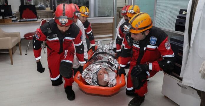 BUSKİ, personeline olası afetlere karşı uygulamalı deprem ve yangın eğitimi verdi