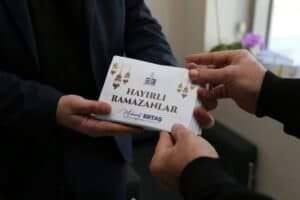 Edremit’te Ramazan Döneminde Alışveriş Kartları Muhtarlar Yoluyla Dağıtılıyor