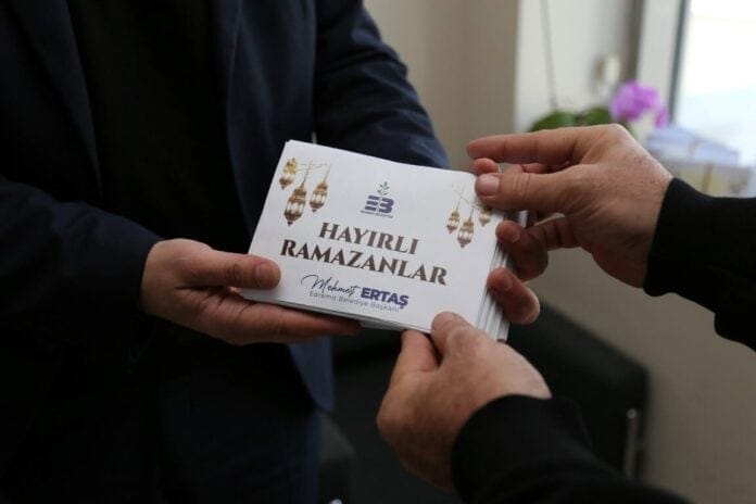 Edremit’te Ramazan Döneminde Alışveriş Kartları Muhtarlar Yoluyla Dağıtılıyor
