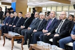 İş dünyası ve yöneticilerin katıldığı resmi toplantı, konferans ortamı.