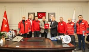 Kıyafet bağış kutuları ve gönüllüler Adapazarı'ndan Türkiye'ye destek gösteriyor.