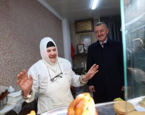 Başkan Tahir Büyükakın’ın Üsküp Eski Çarşı Ziyaretinde Türkiye ve Erdoğan’a Sevgi Mesajları