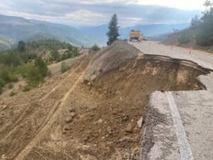 Güvenli ulaşım için yol kenarında oluşan toprak kayması ve yol hasarı.