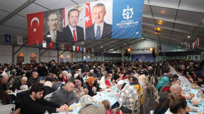 Kocaeli Büyükşehir Belediyesi'nin İzmit Ramazan Çadırı Vatandaşları Bir Araya Getiriyor