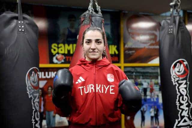 Ece Asude, ringde parlayan yeteneğiyle Sakarya’nın gururu, boks antrenmanında hazır ve kararlı.
