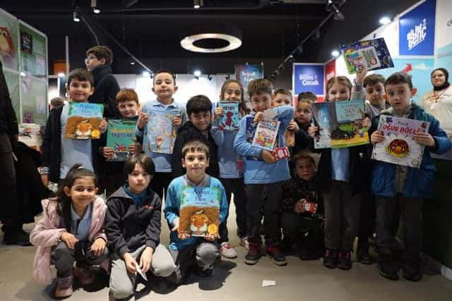 Sakarya Çocuk Edebiyatı Fuarı'nda çocuklar kitaplar ve etkinliklerle dolu anlar yaşıyor.