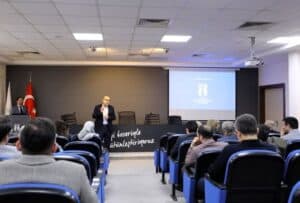 SUBÜ’de 2025 performans sunumları yapıldı, basın merkezi etkinliği.