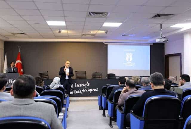 SUBÜ’de 2025 performans sunumları yapıldı, basın merkezi etkinliği.