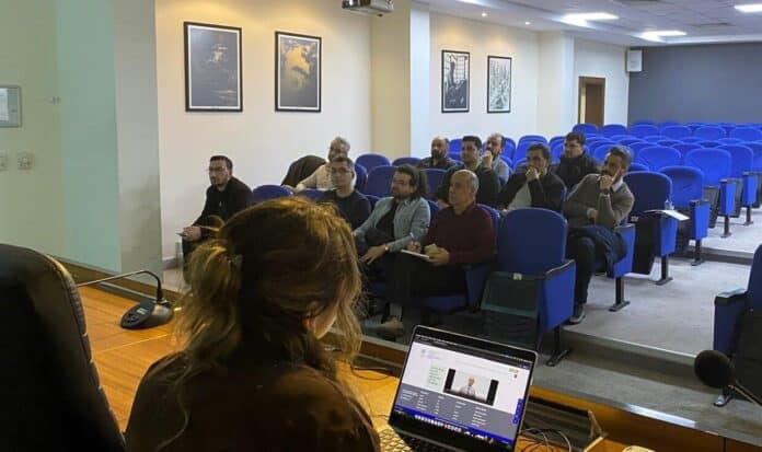 Eğitim katılımcıları eğitim içeriğini dinliyor.