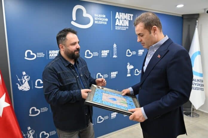 Başkan Ahmet Akın, Ebru Sanatı İcazetli Hocası Osman Çemi’yi Makamında Kutladı