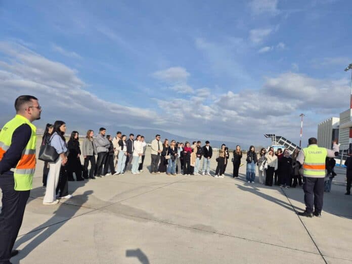 Edremit Sivil Havacılık Yüksekokulu’nda Öğrenciler Konferans ve Havalimanı Ziyareti ile Sektörü Tanıdı