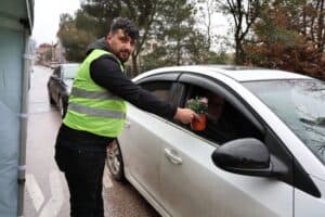 Kocaeli Büyükşehir’den Arife Günü Mezarlıklara On Binlerce Ücretsiz Çiçek Dağıtımı