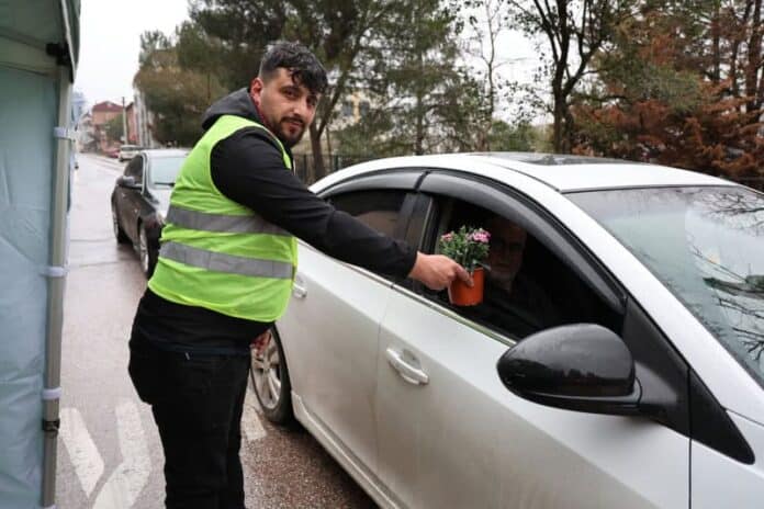 Kocaeli Büyükşehir’den Arife Günü Mezarlıklara On Binlerce Ücretsiz Çiçek Dağıtımı