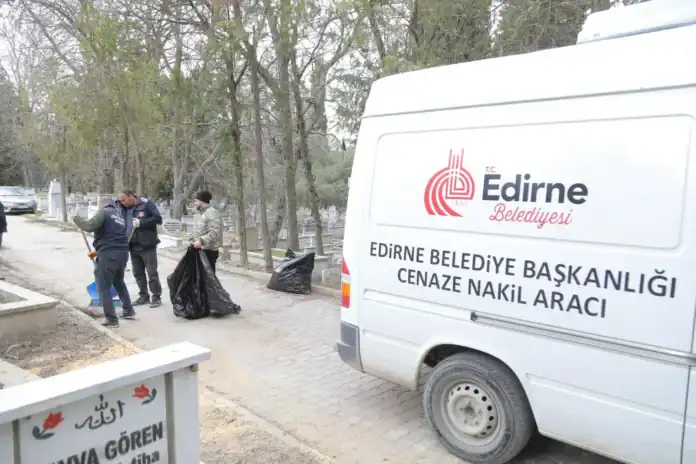 Edirne Belediyesi Ramazan Bayramı Öncesi Mezarlıklarda Bakım ve Ücretsiz Ulaşım Sağladı