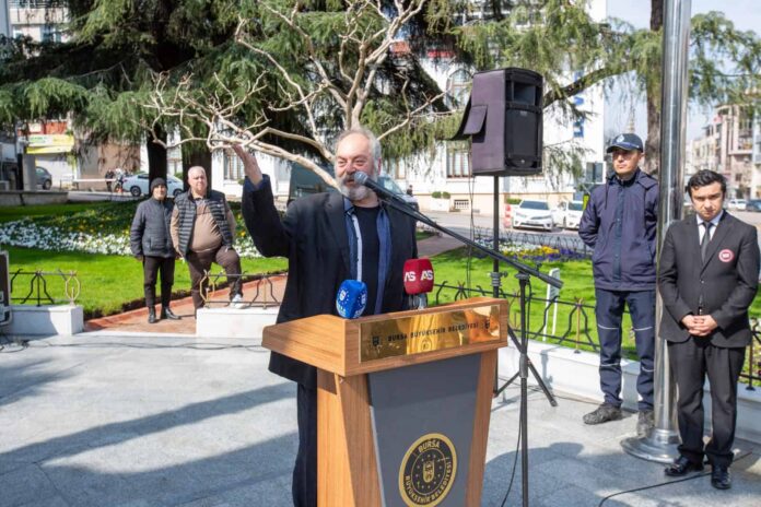 Bursa’da Dünya Tiyatro Günü’nde Sanatçılar Atatürk Anıtı’nda Bir Araya Geldi