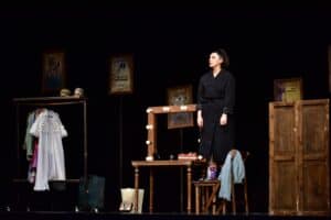 ‘Yan Rol’ Tek Kişilik Komedi Oyunu Bursa’da Sanatseverlerle Buluştu ve Büyük Beğeni Topladı