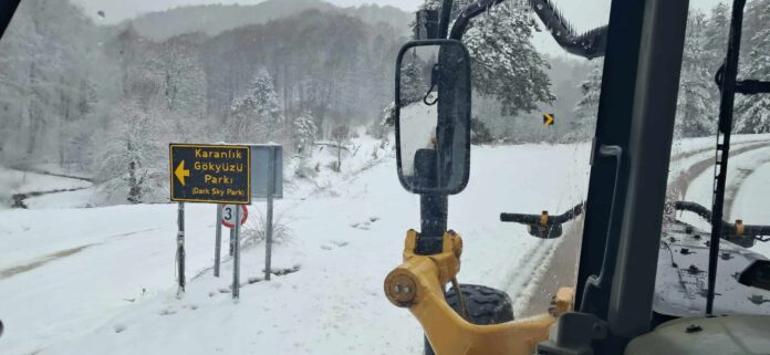 Bursa Büyükşehir Belediyesi Kar Yağışı Nedeniyle Bayramda Yol Açma Çalışmalarına Devam Ediyor