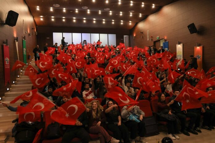 Bursalılar, Romanya Maçında Milli Takımı Dev Ekranlarda Birlikte Destekledi