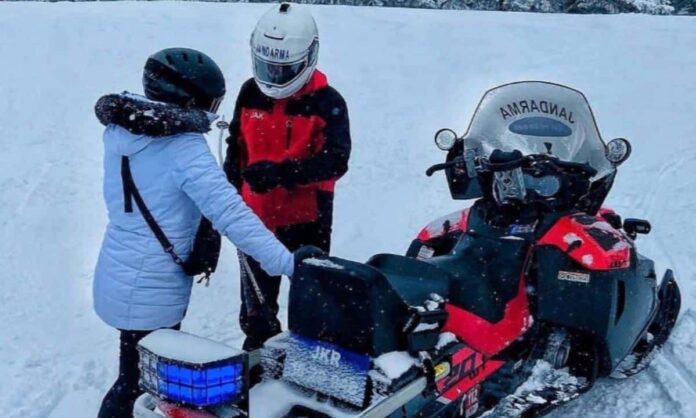 Uludağ’da Jandarma Arama Kurtarma Timleri Zorlu Koşullarda Kayakçılara Yardım Sağladı