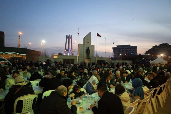 İzmit’in kalbi Büyükşehir Ramazan Çadırı’nda atıyor