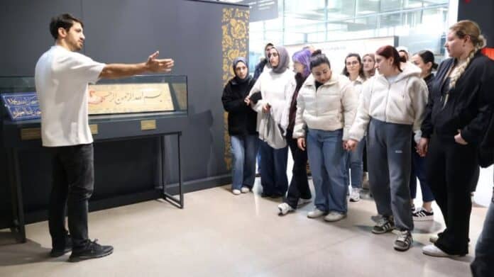 Beyaz Kalpler Öğrencileri Mukaddes Emanetler Sergisi'nde Tarihi ve Manevi Değerlerle Buluştu