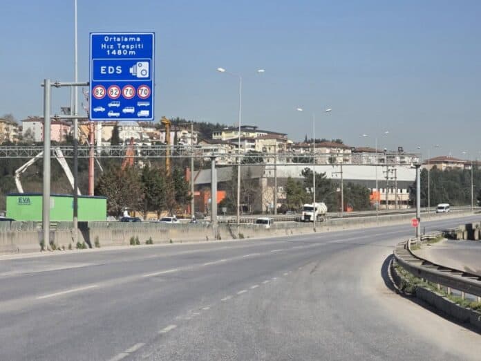 Kocaeli D-100 Karayolu’nda Yeni Hız Limitleri İçin Güncellenmiş EDS Tabelaları Yerleştirildi