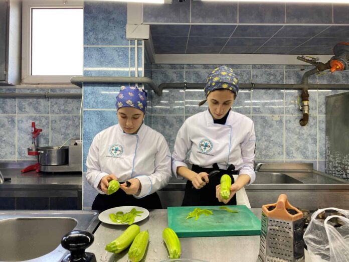 Balıkesir Üniversitesi'nde Gastronomi Atölyesinde Yerel Ürünler ve Atık Azaltımı Odaklı Eğitim