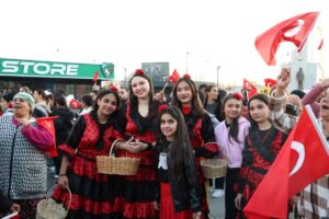 Kocaeli'de Dünya Romanlar Günü Coşkusu: Kent Meydanı’nda Renkli Kortej ve Konserler