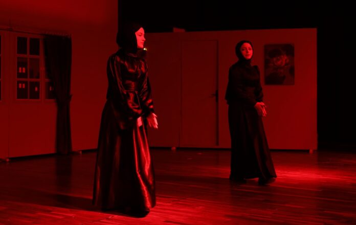 Sakarya'da Liseler Arası Tiyatro Festivali Katılımcıları 7 Mayıs'taki Ödül Törenine Hazırlanıyor