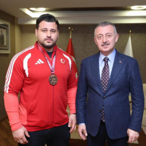 Tahir Büyükakın, Taha Akgül ve Rıza Kayaalp’i Kocaeli’de Ağırladı: Güreş Sporunun Gelişimi Ele Alındı