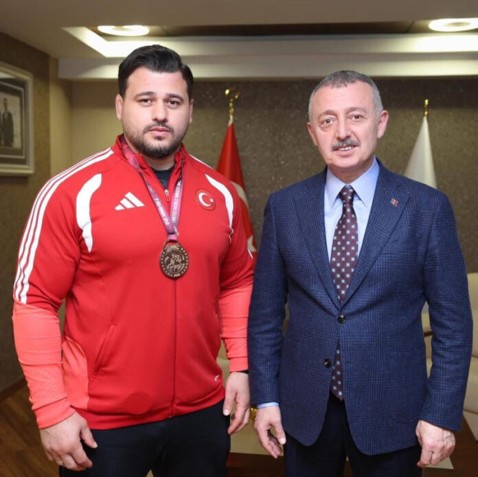 Tahir Büyükakın, Taha Akgül ve Rıza Kayaalp’i Kocaeli’de Ağırladı: Güreş Sporunun Gelişimi Ele Alındı