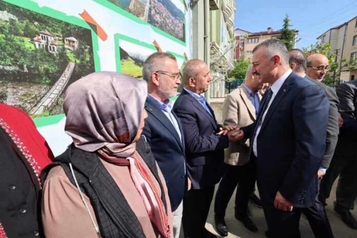 Başkan Tahir Büyükakın, Gebze’de Giresun Yağlıdereliler Derneği üyeleriyle dayanışma buluşmasında bir araya geldi