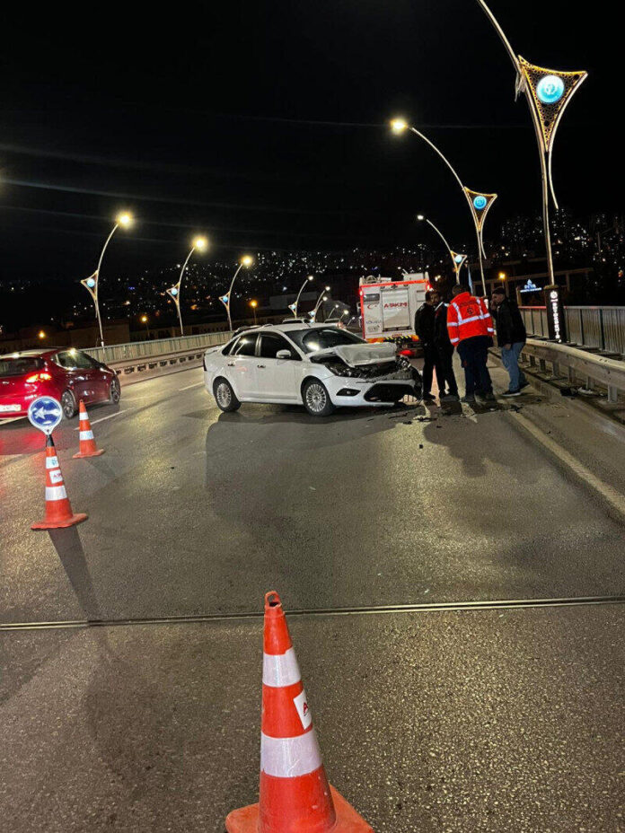 Kocaeli Büyükşehir A Takımı Gece Kazasına Müdahale Ederek Yol Güvenliği Sağladı
